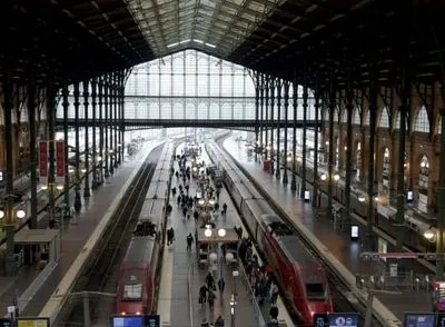 На вокзалі в Парижі чоловік вчинив напад на людей, є поранені