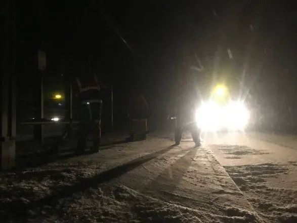Киев засыпало снегом, для уборки вывели больше техники