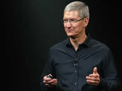 Директору Apple Тіму Куку скоротили річну зарплату на понад 40%