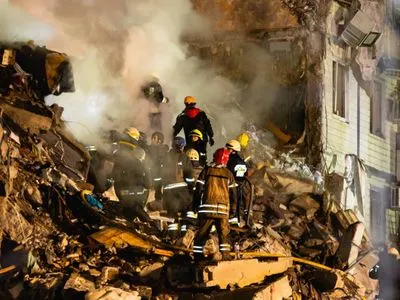 Днепр: спасатели ищут еще 26 человек под завалами