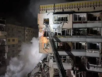 Ворожий удар по багатоповерхівці у Дніпрі: понад 100 рятувальників розбирають завали