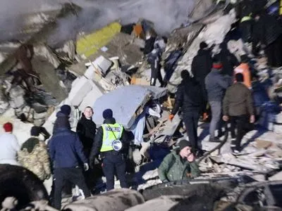 Ракетний удар по багатоповерхівці у Дніпрі: з-під завалів врятували 35 людей, кількість постраждалих зросла до 64