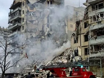 Ракетная атака на Днепр: завалы разрушенного дома будут разбирать всю ночь - мэр