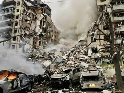 Ракетний удар по житловому будинку у Дніпрі: 10 людей поранено, серед них діти