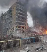 Российская ракета попала в многоэтажку в Днепре: одного подъезда нет, под завалами люди