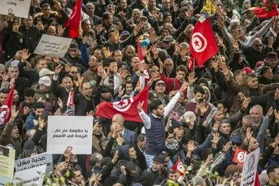 Тысячи людей протестуют в Тунисе против правления президента