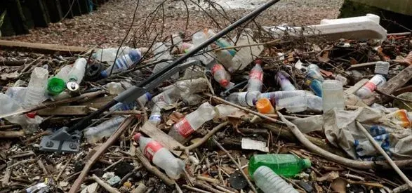В Англії заборонять використання одноразових пластикових предметів