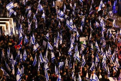 Десятки тисяч людей вийшли на протести проти запропонованих урядом Ізраїлю змін у правовій системі