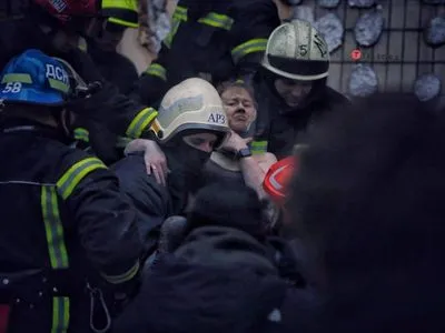 Дніпро: рятувальники розшукують близько ще 40 осіб, з під завалів дістали жінку