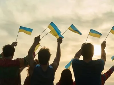 Близько 80% українців ідентифікують себе як громадян України, що більше на понад 17% ніж у 2021 році