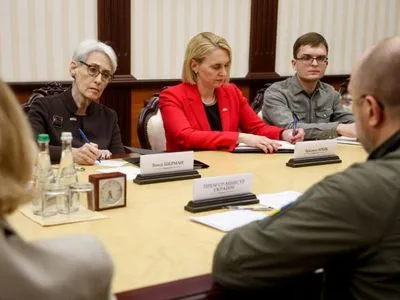 В Україну прибула делегація високопосадовців США. Її очолила заступниця держсекретаря Венді Шерман