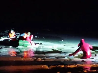 Провалились под лед на Киевщине: спасатели достали тело еще одного ребенка