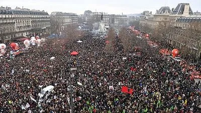 Понад 1 мільйон французьких протестувальників вийшли на вулиці по всій країні проти пенсійної реформи Макрона