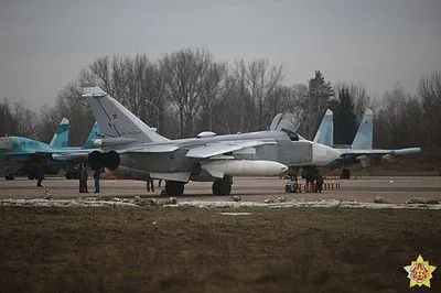 В беларусь прилетели еще два истребителя Су-24 вкс рф
