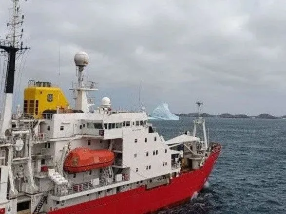 kriz-shtormi-i-aysbergi-ukrayinske-sudno-noosfera-distalos-antarktiki