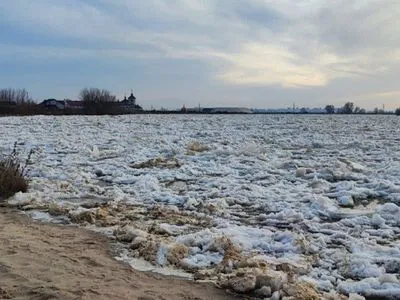 На Десне борются с ледовым затором: река вышла из берегов и затапливает местность