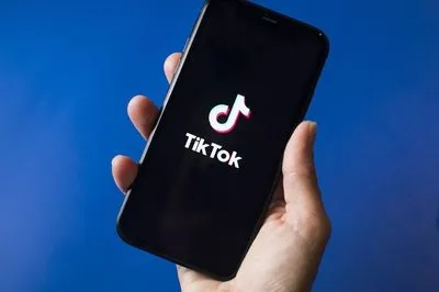 Працівники TikTok можуть вирішувати, що стане вірусним - ЗМІ