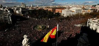 Десятки тысяч протестующих призывают положить конец правительству Санчеса в Испании
