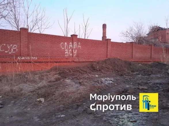 В Мариуполе на казарме оккупантов появилась надпись "Слава ВСУ"