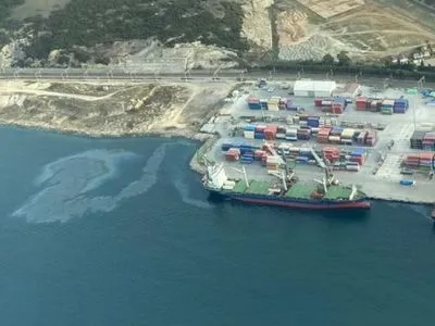 Рекордный штраф наложен на танкер, загрязнивший море в порту на северо-западе Турции