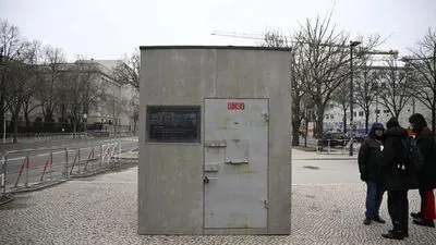 Возле посольства россии в Берлине установили копию камеры Навального