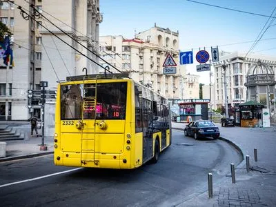 В Киеве завтра выйдут на маршруты 13 автобусов от международных партнеров