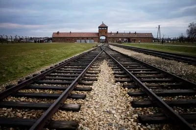 Голокост: прем'єр-міністр Польщі звинуватив путіна у будівництві "нових таборів"