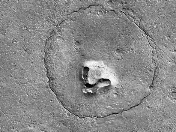 На поверхности Марса заметили холм, похожий на морду медведя: показали фото