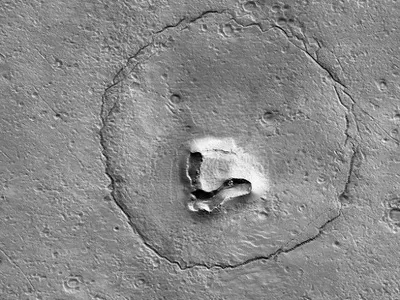 На поверхні Марса помітили пагорб, схожий на морду ведмедя: показали фото