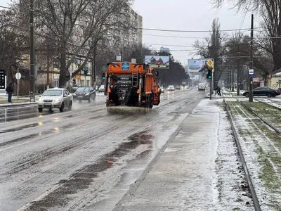 В Одессе снегопад и гололедица, коммунальщиков перевели на усиленный режим