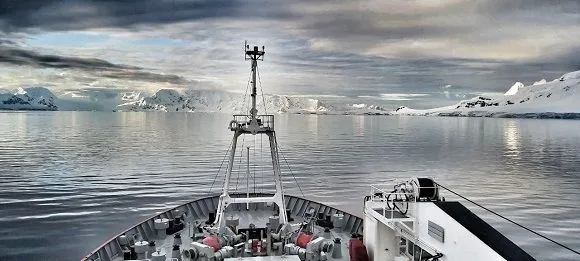 Ледокол "Ноосфера" добрался до антарктической станции "Академик Вернадский"