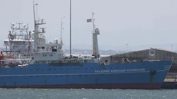 Российское полярное исследовательское судно пришвартовалось в Кейптауне на фоне протестов