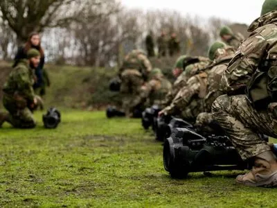 Как украинские военные обучаются обращению с NLAW в Британии: фото