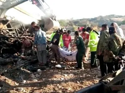 У Пакистані автобус потрапив у ДТП, понад 40 людей - загинули