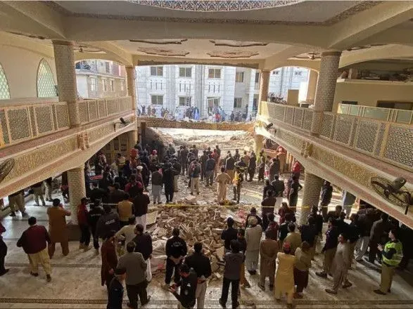 В Пакистане террорист-смертник подорвался в мечети: по меньшей мере 25 человек погибли, еще 140 ранены