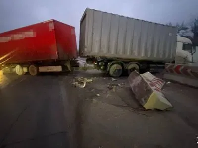 Из-за ДТП частично перекрыли трассу Киев-Чоп, движение затруднено