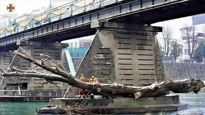 В Ужгороде спасатели провели расчистку опоры пешеходного моста от мусора и древесины