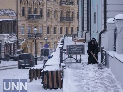Киев ночью засыпало снегом: коммунальщики расчищали с ночи