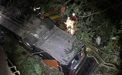 Автобус, перевозивший подростков из любительской футбольной команды в Рио-де-Жанейро, упал с моста