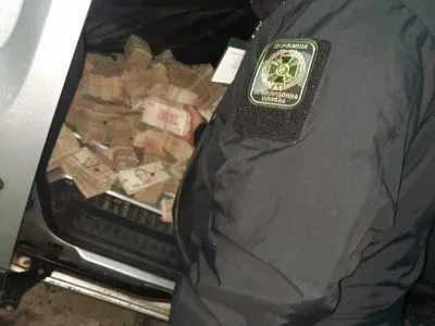 Во Львовской области в микроавтобусе обнаружили десятки пачек гривен, которые водитель пытался незаконно ввезти