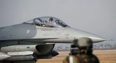 США можуть дозволити іншим країнам передати Україні винищувачі F-16 - Politico