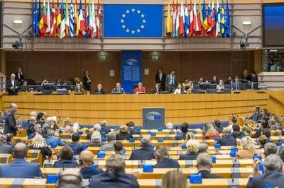 Европарламент принял резолюцию с призывом немедленно ввести санкции против "Лукойла" и "Росатома"