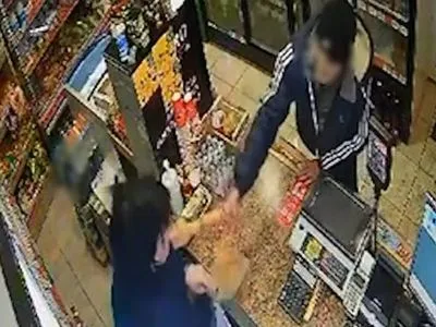 На Киевщине продавщица выгнала из магазина хулигана, который бросился на нее с палкой