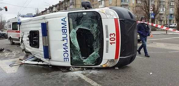 В Киеве произошло ДТП с участием "скорой": пострадали водитель и фельдшер