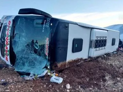 В Турции перевернулся пассажирский автобус: 8 человек погибли, 42 человека пострадали