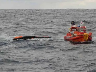 У Південній Кореї перекинувся рибальський човен: дев'ять осіб зникло