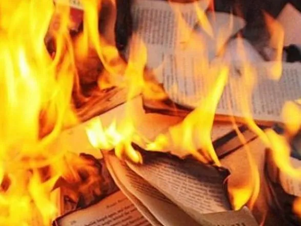 На тимчасово окупованій території росіяни спалюють українські книжки