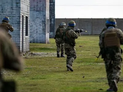 Бійці ЗСУ проходять базову військову підготовку у Британії: вивчають порядок підходу та проникнення в будівлю