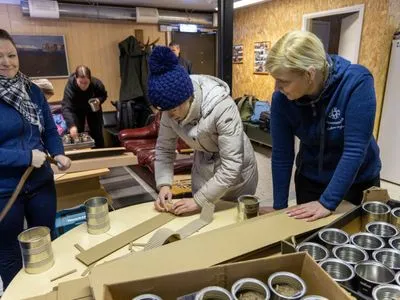 Премьер Эстонии присоединилась к изготовлению окопных свечей для ВСУ