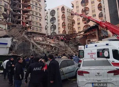 Потужний землетрус у Туреччині та Сирії забрав життя вже понад 1200 людей